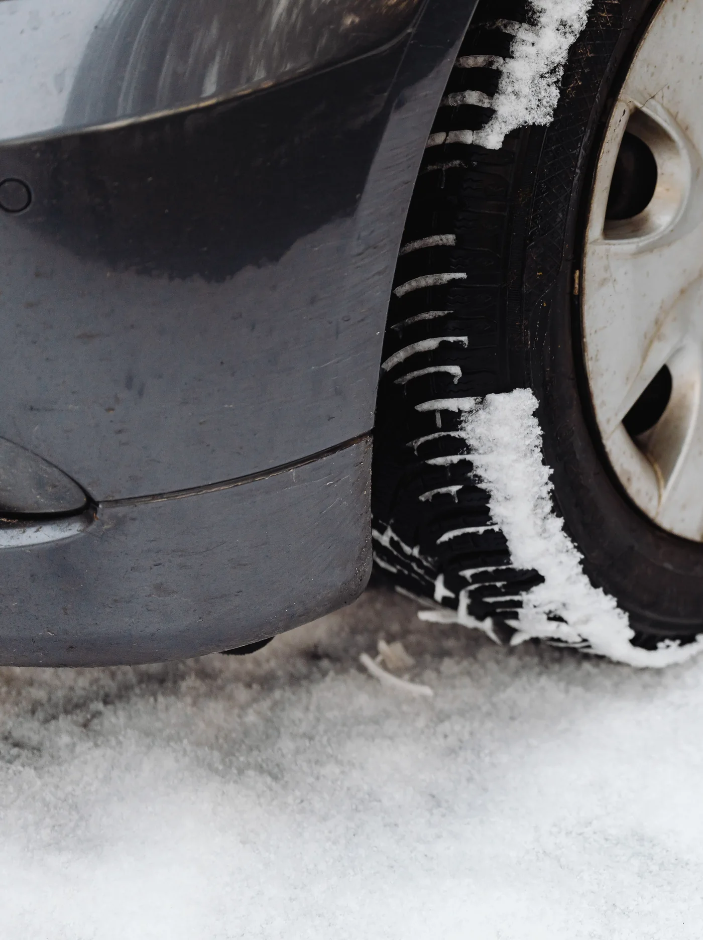 Winterreifen eines Fahrzeugs auf verschneitem Untergrund